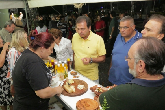 Vivere de Natal: Música ao vivo e farta gastronomia vão agitar o Calçadão  da Júlio nesta sexta-feira - Prefeitura Municipal de Farroupilha