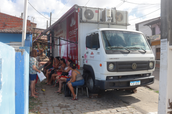 Outubro Rosa: Serviço itinerante de mamografia chega ao bairro de Felipe Camarão