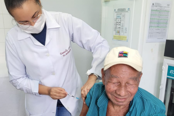 Pessoas com 85 anos ou mais passam a receber a vacina Pneumo 20 em Natal