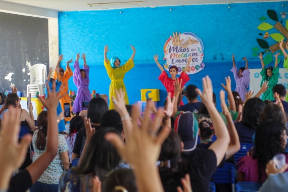 Mostra Mãos que Moldam Emoções celebra educação bilíngue na Rede Municipal de Ensino