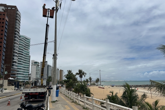 Trabalho de recuperação da iluminação pública das praias da Zona Leste de Natal avança