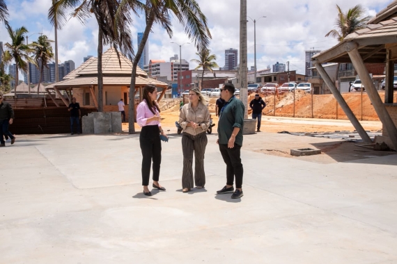 Joanna Guerra acompanha obras na Praia do Meio, com investimento de R$ 41 milhões